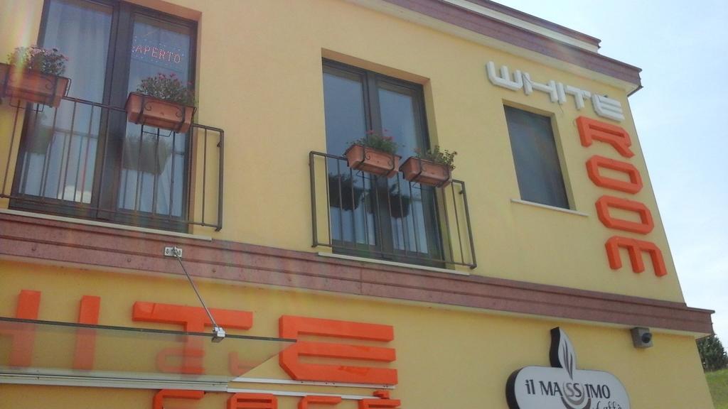 Fgs Service Snc "White Room" Ruoti Exterior foto